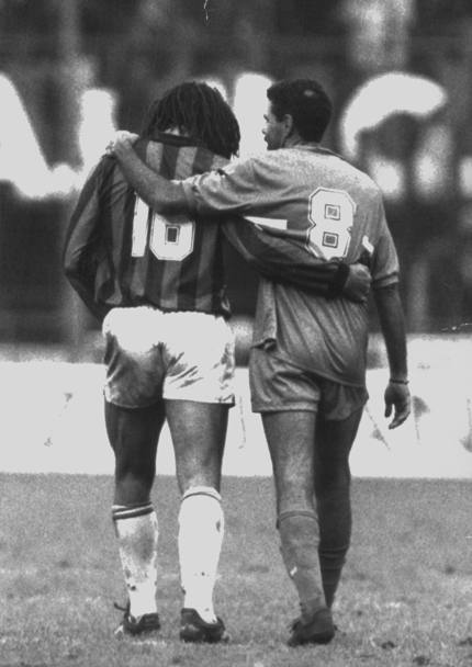 28 ottobre 1990: Gullit e Cerezo si abbracciano al termine di Milan - Sampdoria (Ansa)